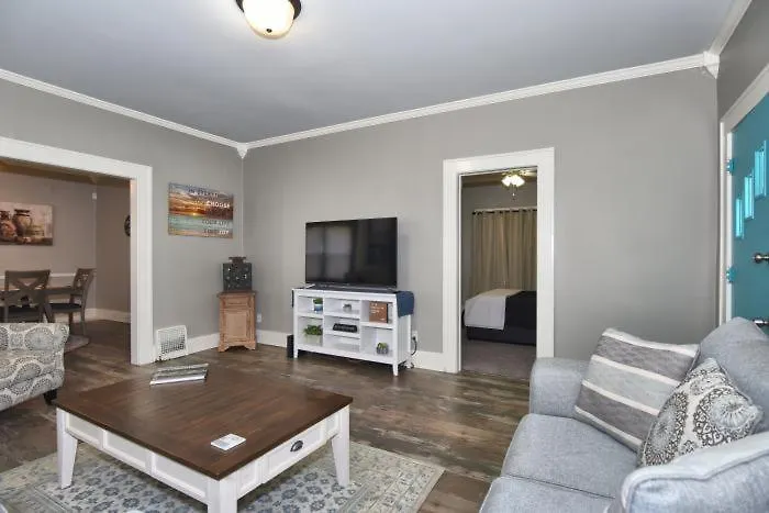 Entire Home*cherry St*food*fun*drinks*shop* Holiday home *